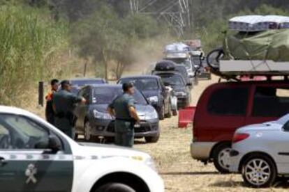 La Guardia Civil vigila una parcela habilitada en Los Barrios (Cádiz) para que los vehículos con destino a Marruecos esperen hasta nueva orden ya que las planas del puerto de Algeciras están totalmente llenas.