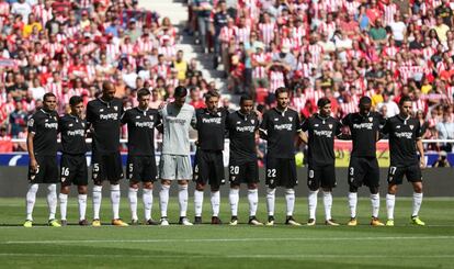 Los jugadores del Sevilla antes de comenzar el partido de Ligan en el Wanda Metropolitano.