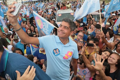 Antonio Carlos Magalhães, candidato a la gobernatura del Estado de Bahía, durante una gira de campaña.