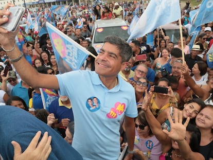 Antonio Carlos Magalhães, candidato a la gobernatura del Estado de Bahía, durante una gira de campaña.