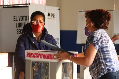 Funcionarios abren mesas de votación en Pachuca, Hidalgo. Se instalaron 300 casillas especiales para personas que se encuentran en tránsito, así como también tendrán oportunidad los mexicanos residentes en el extranjero que se inscribieron de manera previa para poder emitir su voto por internet.