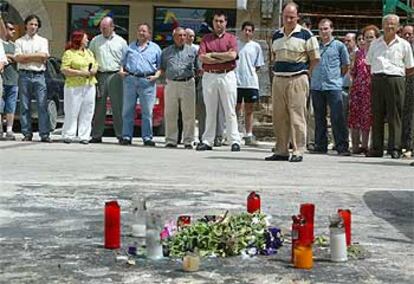 El alcalde de Sangüesa, J. Luis Lorenzo, guarda un minuto de silencio en el lugar del último atentado de ETA.