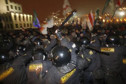 Manifestantes de la oposición bielorrusa protestan contra el fraude electoral en el centro de Minsk.