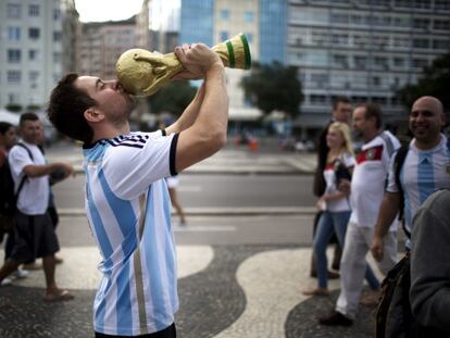 Un aficionado argentino besa una r&eacute;plica de la Copa en Copacabana.