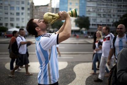 Um torcedor argentino beija uma réplica da Copa em Copacabana.