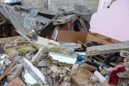 Un niño camina entre los restos de un edificio destruido por un bombardeo israelí en el campo de refugiados de Rafah. 