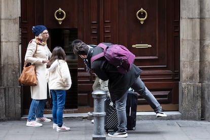 Turistas saliendo y entrando de la finca de la calle Ample de Barcelona donde hay alojamientos turísticos ilegales y cuyo dueño ha sido multado por el Ayuntamiento con 420.000 euros, este miércoles.