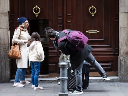 Turistas saliendo y entrando de la finca de la calle Ample de Barcelona donde hay alojamientos turísticos ilegales y cuyo dueño ha sido multado por el Ayuntamiento con 420.000 euros, este miércoles.