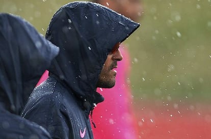 Luis Enrique observa bajo la lluvia el entrenamiento de ayer.