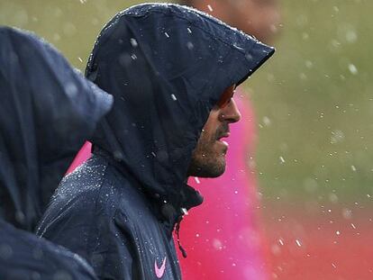 Luis Enrique observa bajo la lluvia el entrenamiento de ayer.