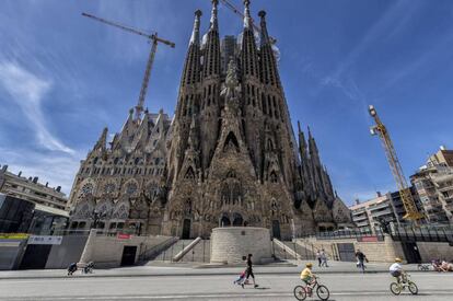 Els accesos de la Sagrada Família completament buits després del tancament del temple pel coronavirus.