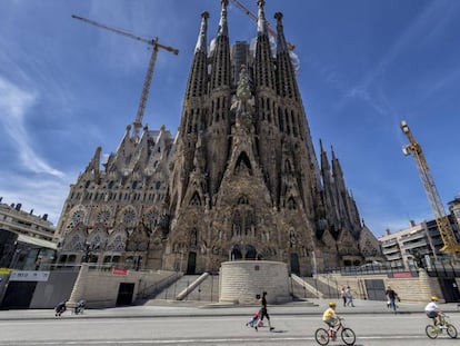 Els accesos de la Sagrada Família completament buits després del tancament del temple pel coronavirus.