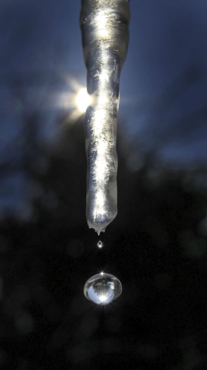 Un carámbano se deshace bajo la luz del sol en Memmingen (Alemania) el 14 de marzo de 2013.