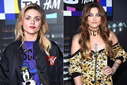 Frances Bean Cobain y Paris Jackson, invitadas del desfile, con diseños de la colección.