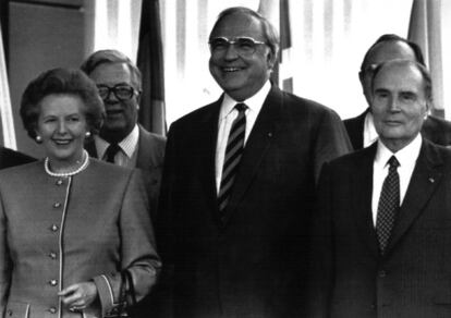 La ex primer ministro del Reino Unido, Margaret Thatcher, el ex Canciller alemán Helmut Kohl (centro) y el Presidente francés François Mitterrand (d), sonríen a cámara durante la apertura de la Cumbre Europea celebrada en Hannover en 1988.