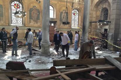 Agentes de la policía en el interior de la catedral copta de El Cairo tras el atentado terrorista.