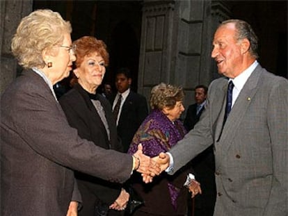 Don Juan Carlos saluda a Paloma y Ángeles Gaos durante la firma, ayer, en la Universidad Autónoma de México del convenio constitutivo de la Cátedra Gaos.