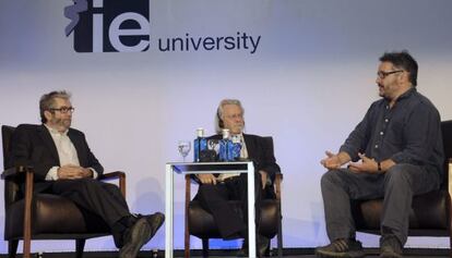 El escritor Antonio Muñoz Molina (i), junto al filósofo Anthony Clifford Grayling (c), conversan con el fundador y director del Hay Festival, Peter Florence, sobre la ética y la filosofía en el mundo actual que se celebra en Segovia.
