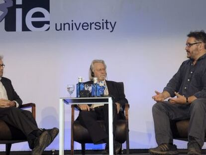 El escritor Antonio Mu&ntilde;oz Molina (i), junto al fil&oacute;sofo Anthony Clifford Grayling (c), conversan con el fundador y director del Hay Festival, Peter Florence, sobre la &eacute;tica y la filosof&iacute;a en el mundo actual que se celebra en Segovia.
 