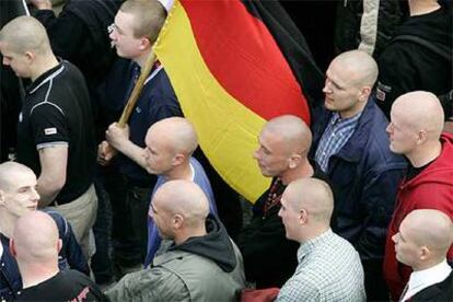 Simpatizantes de la ultraderecha se manifiestan en la ciudad de Rostock, en el este de Alemania.