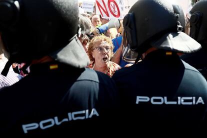 Una pensionista increpa a los antidisturbios en los alrededores de la Cámara baja. "A esta gente hay que abrazarla, hay que respetarla, sin ellas y ellos no hubiera sido posible la moción de censura. Nuestra obligación era estar aquí y evitar que pudiera haber cualquier agresión a un pensionista", ha defendido. Pablo Iglesias, líder de Podemos.