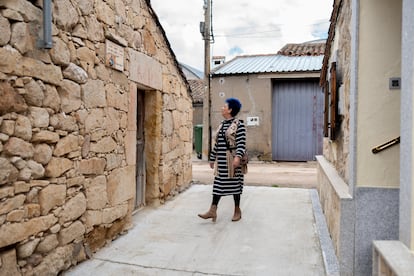 María José Guillén frente a la casa que tiene a la venta en Rollán.