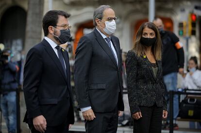 El presidente de la Generalitat, Quim Torra, acompañado del vicepresidente, Pere Aragonès (izquierda), y la 'consellera' de Presidencia, Meritxell Budó, durante la ofrenda floral en el monumento a Rafael Casanovas en el inicio de una Diada de Cataluña atípica.