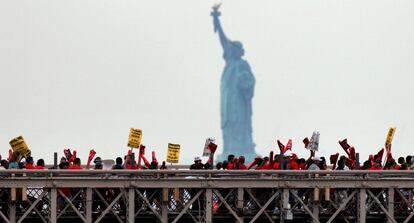 2010: grupos de inmigrantes contrarios a la ley anti inmigración de Arizona marchan por el puente de Brooklyn.