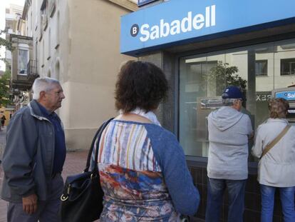 Colas en cajeros del Banco Sabadel en Terrassa.