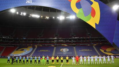 A seleção uruguaia e a da Argentina, durante a Copa América. / NELSON ALMEIDA / AFP