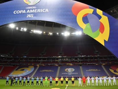 A seleção uruguaia e a da Argentina, durante a Copa América. / NELSON ALMEIDA / AFP