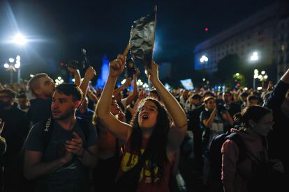 A crowd bangs pots and pans over the measures announced by Javier Milei, on December 20, in front of the National Congress.