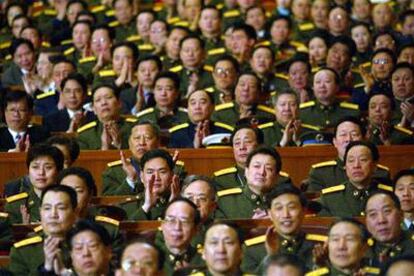 Delegados militares aplauden durante la Asamblea Popular Nacional china.