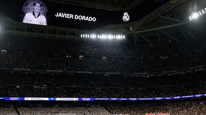 Los jugadores del Atlético de Madrid y del Real Madrid guardan un minuto de silencio por Javier Dorado.
