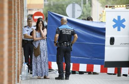 Agents de la policia en el lloc dels fets, al carrer Pietat. 