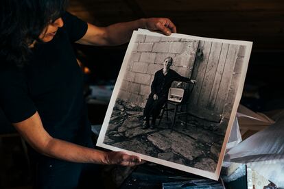 Keta Vieitez muestra una copia en papel de la fotografía más conocida de su padre.
