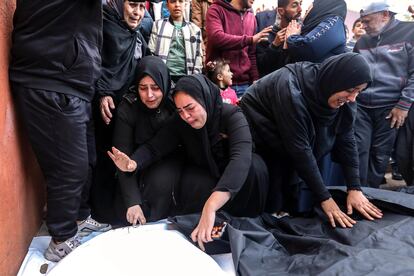 Mujeres palestinas lloran a las víctimas, asesinadas durante un ataque aéreo israelí, este miércoles en Jan Yunis. 