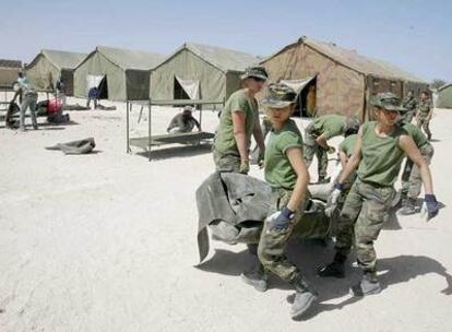 Integrantes del Cuerpo de Ingenieros del Ejército español en Nuadibú (Mauritania) en marzo de 2003.