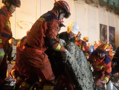 Los equipos de rescate durante las labores de salvamento del gimnasio escolar de Qiqihar (China).