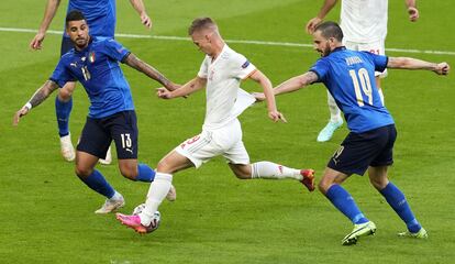 Dani Olmo supera a Emerson y Bonucci, que le agarra de la camiseta en su carrera.