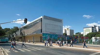 Brasilia es la única ciudad entera del siglo XX Patrimonio de la Humanidad. Además, es la nave nodriza de la arquitectura de vanguardia de los últimos años. Aquí, y en los 60, la construcción fluida ya era moneda común. En la imagen, bloques de oficinas del Sector Sur.