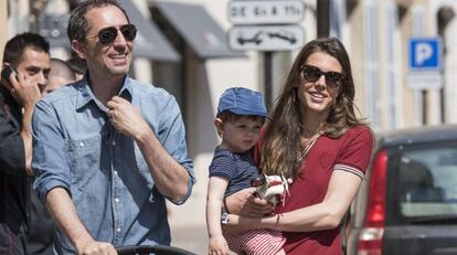 Gad Elmaleh, con Carlota que lleva a su hijo en brazos, el pasado verano.