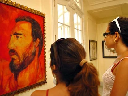 Dos mujeres observan un retrato del dirigente cubano Fidel Castro, ayer en La Habana.