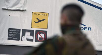 Medidas de seguridad en los accesos al aeropuerto de Bruselas tras su reapertura.