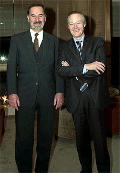 Piqué, junto al presidente de Volkswagen, Bernd Pischetsrieder, en la localidad alemana de Wolfsburg.