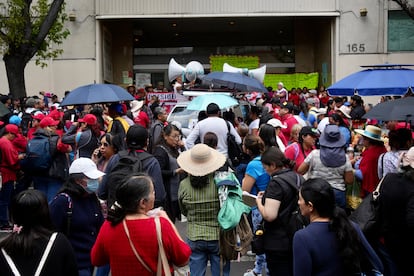 Los maestros han llegado al edificio de la Dirección General Adjunta de Recursos Humanos, en la calle de Isabel la católica.