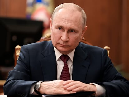 El presidente ruso, Vladímir Putin, en una reunión con el primer ministro ruso, Mijaíl Mishustin, en el Kremlin, Moscú (Rusia), este martes 4 de julio.