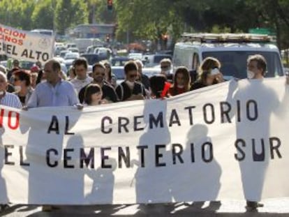 Vecinos de Carabanchel se manifiestan en contra del nuevo crematorio del Cementerio Sur.