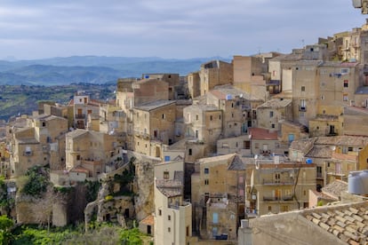 En el corazón de Sicilia encontramos <a href=" https://www.comune.calascibetta.en.it/it-it/home" target="">Calascibetta</a>, el clásico pueblo siciliano aupado a lo alto de una montaña. En sus alrededores se pueden visitar varios yacimientos arqueológicos (Canalotto, Cozzo di San Giuseppe y Via Carcere) y necrópolis (Calcarella, Realmese, Valle Coniglio y Malpasso). De origen árabe -su nombre significa "el castillo en la cima de la montaña" -, Calascibetta fue una de las 57 ciudades con comunidad judía en Sicilia desde 1350 hasta 1492. Paseando por sus calles podremos visitar la iglesia Matriz, dedicada a Santa Maria Maggiore, construida sobre las ruinas del castillo y nombrada Capilla Real Palatina por el rey Pietro II de Aragón; o la iglesia de San Pietro, situada en el monte Tíbet, con cinco naves e impresionantes columnas de piedra. No es una obra de arte, pero sí un icono: el Fiat 500, que comenzó a fabricarse en 1957, tiene en este pueblo un pequeño museo (de acceso gratuito) que, además de albergar varios modelos de este automóvil enraizado en la memoria colectiva de varias generaciones de italianos, cuenta con paneles explicativos que ayudan a revivir su historia y, de paso, la de un país entero.