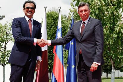 El emir de Qatar, Tamim bin Hamad al Thani, junto al presidente de Eslovenia, Borut Pahor, este lunes en Liubliana.